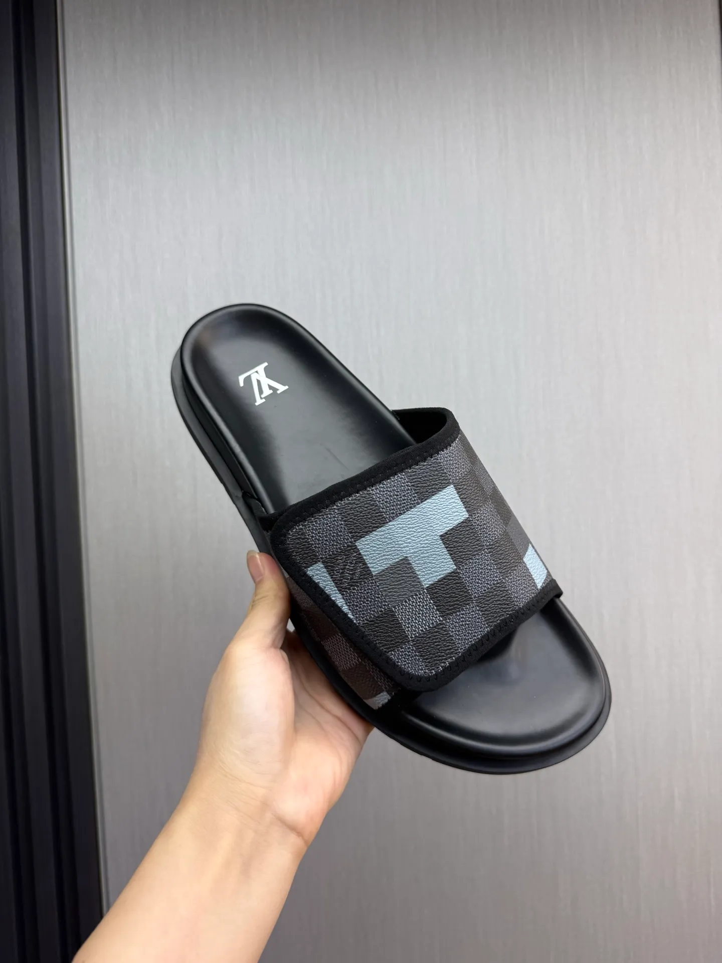 Men's shoes 💰340💰 ▪️LV's popular Little Red Book popular slippers hot sale: 1 shipment✅ Super textured and comfortable slippers, original TPU outsole. Authentic counter box drawer box packaging 🎁Size 38-45